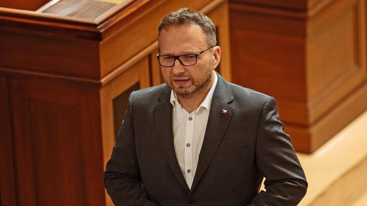 „Dávat věkové valorizace v situaci, kdy nejsme schopni adekvátně zaplatit rodinám domácí péči o jejich blízké, jdeme cestou à la třinácté důchody,“ rozčiluje se exministr práce a sociálních věcí Marian Jurečka (KDU-ČSL).