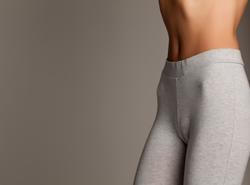 Přiléhavé legíny nebo kalhoty mohou v oblasti rozkroku někdy odhalit víc, než bychom si přály. Efekt známý jako camel toe vzniká nejčastěji kvůli nevhodnému střihu, tenkému materiálu nebo špatně zvolené velikosti – a dokáže narušit i jinak dokonale sladěný outfit.