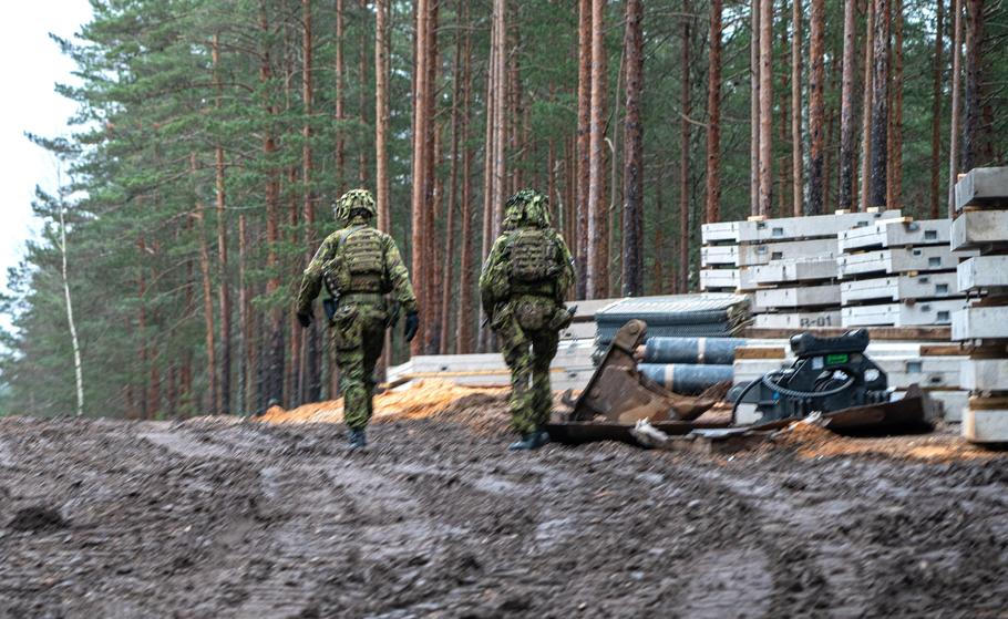Estonští vojáci při stavbě prvních bunkrů Baltské defenzivní linie na hranici s Ruskem, prosinec 2025.