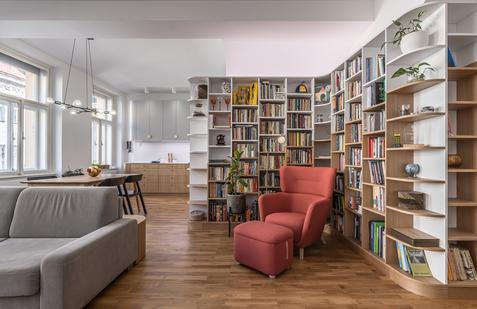 Světlý, otevřený a přirozeně propojený. Tak měl po rekonstrukci vypadat byt v Pernerově ulici, který vznikl pro pár toužící po domově, kde se dá volně dýchat, pracovat i lenošit...