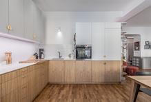 Zadání klientů bylo jasné: byt má spojovat, ne rozdělovat. A přesně to dnes dělá. Z původního řešení se dvěma koupelnami se stal světlý, otevřený interiér, který přirozeně propojuje život, práci i odpočinek. 