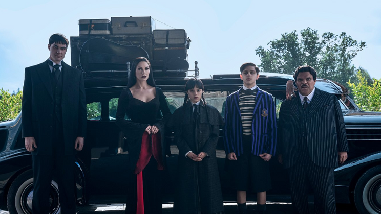 Joonas Suotamo, Catherine Zeta-Jonesová, Jenna Ortega, Isaac Ordonez a Luis Guzmán v 2. řadě seriálu Wednesday (2025).