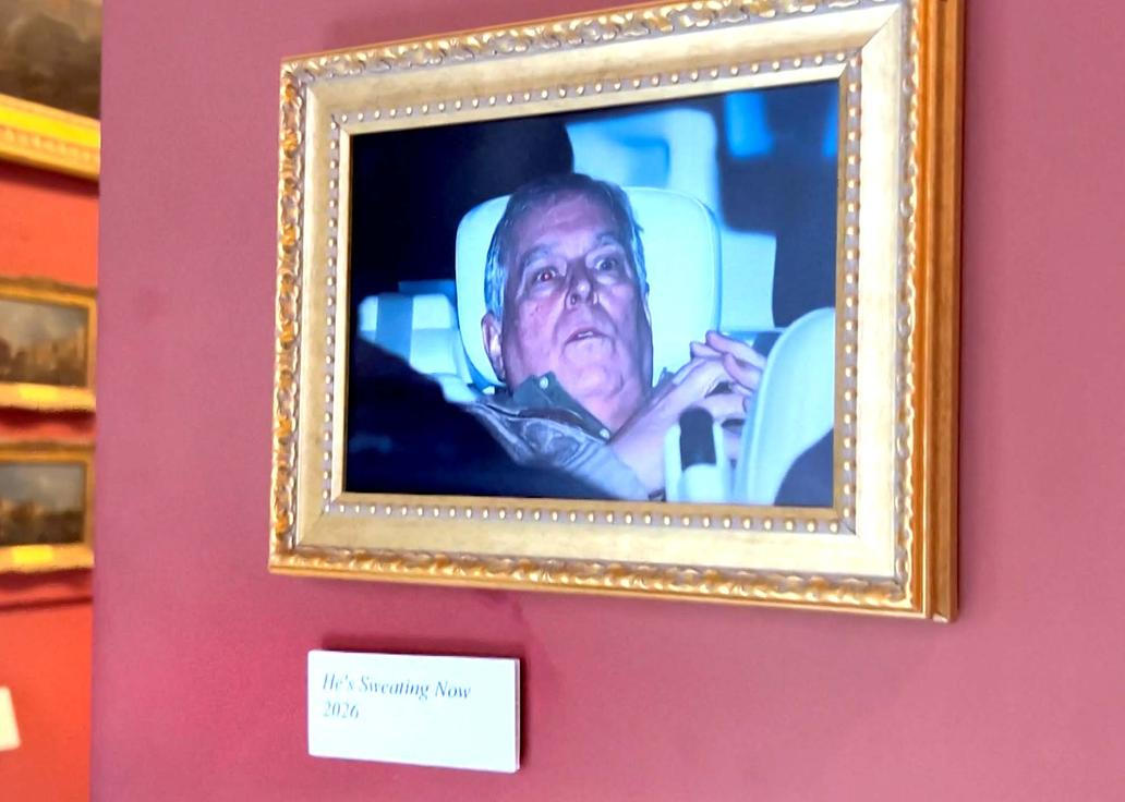  „Teď se potí – 2026“, název díla je parafráze převzatá z titulní strany večerního vydání novin The Sun. Aktivisté neuvedli autora díla Phila Nobleho.

