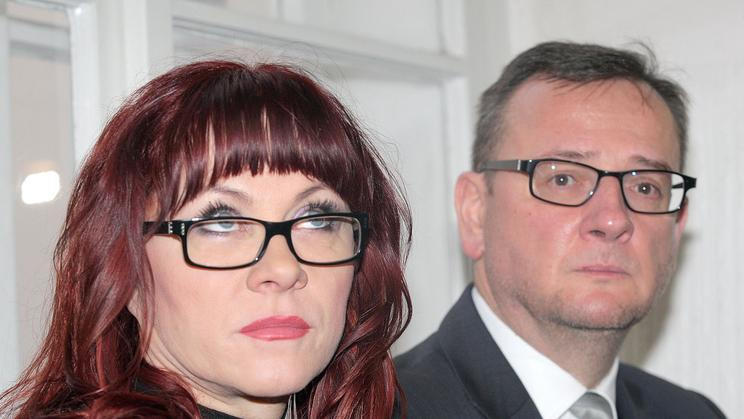 Jana Nečasová, dříve Nagyová, se svým tehdejším manželem, expremiérem Petrem Nečasem (ODS) na archivním snímku ze soudního řízení, v němž byli oba v prosinci 2023 odsouzeni k souhrnnému podmíněnému trestu 2,5 roku se zkušební dobou na čtyři roky a k pokutě jednoho milionu korun.