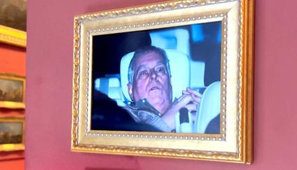 „Teď se potí – 2026“, název díla je parafráze převzatá z titulní strany večerního vydání novin The Sun. 