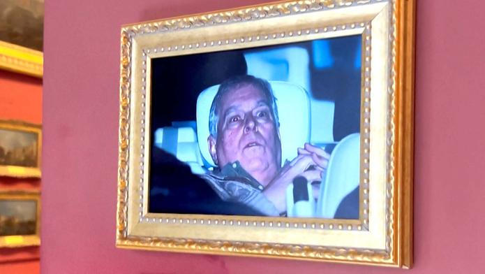 „Teď se potí – 2026“, název díla je parafráze převzatá z titulní strany večerního vydání novin The Sun. 