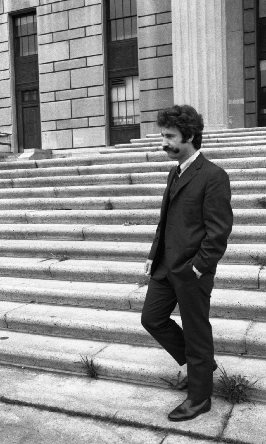 Frank Serpico odchází od soudu v Bronx County, kde 19. června 1970 svědčil o korupci v newyorkské policii.