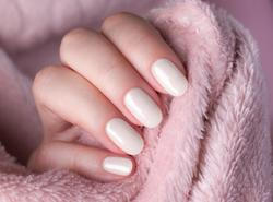 Pastelové odstíny, jemné detaily i výrazné efekty – letošní jaro přeje hravým i elegantním nehtovým trendům.