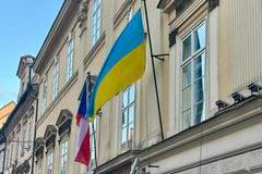 Ministerstvo školství vyvěsilo ukrajinskou vlajku k vyjádření solidarity se zemí napadenou Ruskem.