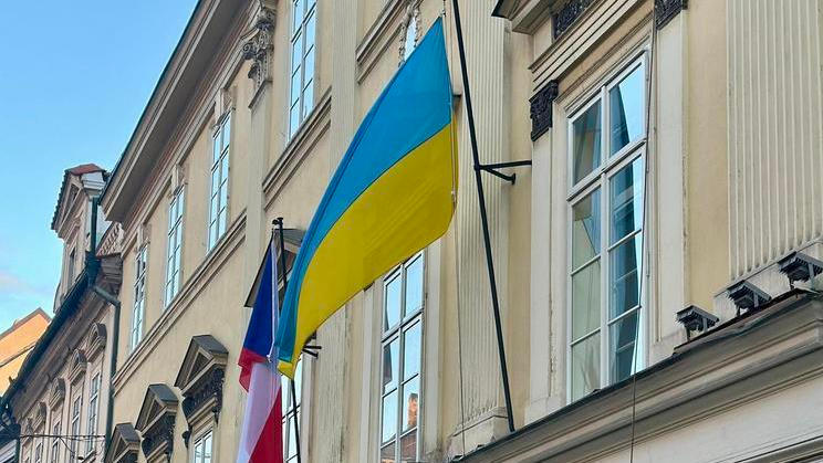 Ministerstvo školství vyvěsilo ukrajinskou vlajku k vyjádření solidarity se zemí napadenou Ruskem.