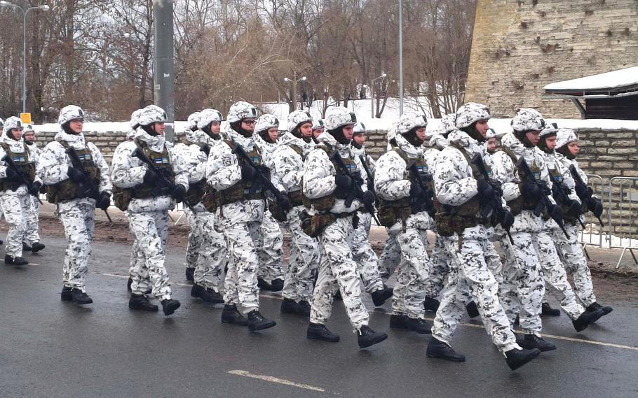Vojáci v zimních uniformách na vojenské přehlídce 24. února 2026 v Tallinnu ke 108. výročí estonské nezávislosti. Tallinn.
