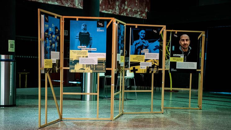 Panelová výstava ve foyer pražské Galaxie, kterou společně pořádá Paměť národa a Vlny solidarity, připomíná české vojáky, kteří položili své životy při obraně napadené země.