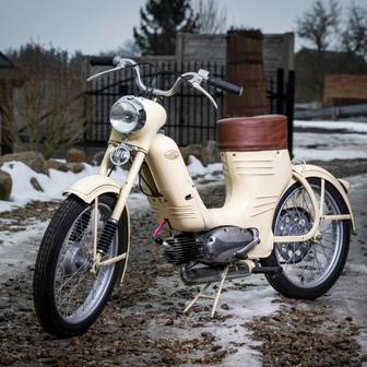 Podobně jako Jawa 50/550 Pařez z roku 1958 po renovaci s ručně malovanými zlatými linkami.