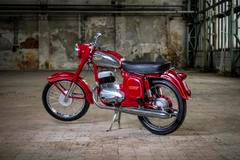 Pro USA byla původně určená i tato Jawa 350/361 ve vrcholné verzi Sport. Po renovaci má vyvolávací cenu 70 tisíc korun.