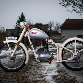 Manet 90 s dvoupístovým motorem z roku 1948 má vyvolávací cenu 40 tisíc korun.