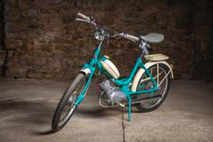 Moped Stadion S11 s přední kloubovou vidlicí, které se říká vidlice smrti, se bude dražit od koruny.