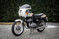 Naopak pro anglický trh byla původně určená tato kapotovaná modifikace ČZ 250/471 z roku 1982. Úpravy včetně lakování prováděl přímo anglický dovozce. Vyvolávací cena je 60 tisíc korun.