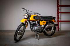 Zajímavý motocykl ČZ 175/482 Trail původně vyvezený do amerického Kansasu má nízký nájezd a vyvolávací cenu 25 tisíc korun.