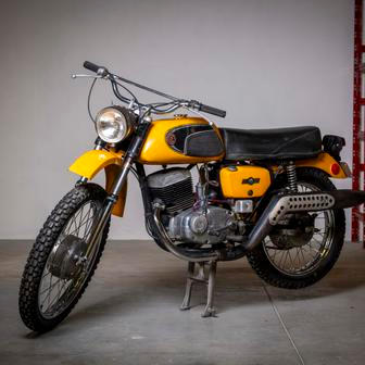 Zajímavý motocykl ČZ 175/482 Trail původně vyvezený do amerického Kansasu má nízký nájezd a vyvolávací cenu 25 tisíc korun.