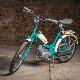 Moped Stadion S11 s přední kloubovou vidlicí, které se říká vidlice smrti, se bude dražit od koruny.