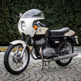 Naopak pro anglický trh byla původně určená tato kapotovaná modifikace ČZ 250/471 z roku 1982. Úpravy včetně lakování prováděl přímo anglický dovozce. Vyvolávací cena je 60 tisíc korun.