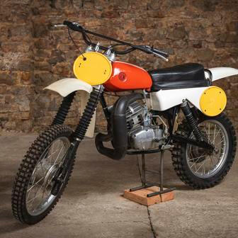 Motokrosová ČZ 400/514 z roku 1987 má vyvolávací cenu 60 tisíc.