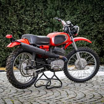 Toto je pro změnu exportní verze ČZ 250/988.1 z řady Enduro určená pro Ameriku, Kanadu, Austrálii a evropské státy z roku 1973. Vyvolávací cena je 70 tisíc korun.