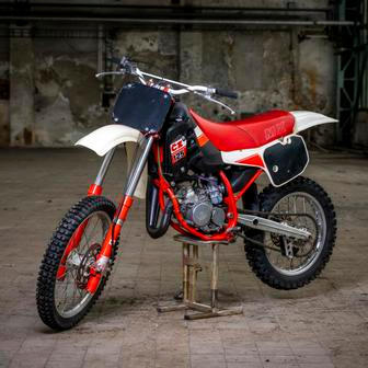Další motokrosový speciál ČZ 125/519 pochází z roku 1992, tedy konce strakonické fabriky. Je v původním stavu včetně třeba pneumatik Barum, vyvolávací cena je 120 tisíc korun.