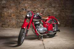 V aukci nebude chybět ani Pérák, v tomto případě Jawa 250/11 typ FJ, což jsou iniciály Františka Janečka. Motorka z roku 1948 má vyvolávací cenu 70 tisíc korun.