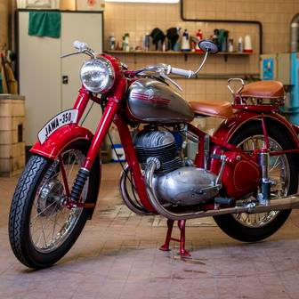 Jiný Perák, Jawa 350/18 z roku 1954, už je v posledním provedení zvaném komunista. Je po renovaci a má vyvolávací cenu 130 tisíc korun.
