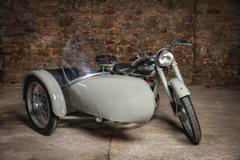 Ogar 350/12 z roku 1948 opatřený sajdkárem prošel renovací už před třiceti lety. Jeho vyvolávací cena je 140 tisíc korun.