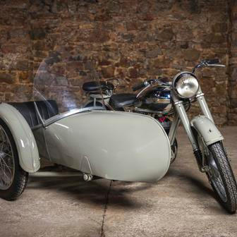 Ogar 350/12 z roku 1948 opatřený sajdkárem prošel renovací už před třiceti lety. Jeho vyvolávací cena je 140 tisíc korun.