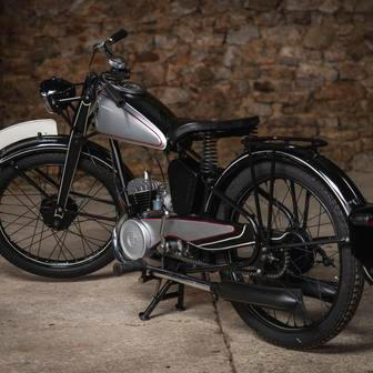 ČZ 125 A z roku 1947 má po renovaci vyvolávací cenu 80 tisíc korun.