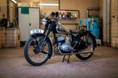 ... i ČZ 150 C z roku 1950 s pevným neodpruženým rámem. Obě motorky mají po renovaci.