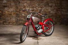 Opakem předchozí motorky je malá Jawa 100 Robot z roku 1939 v původním stavu včetně pneumatik. Vyvolávací cena je 60 tisíc korun.