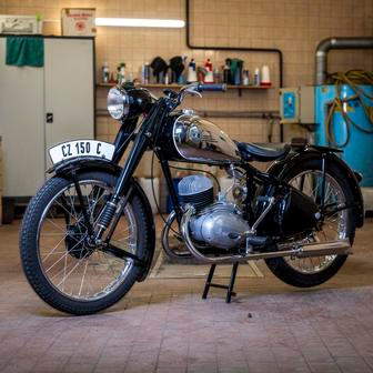... i ČZ 150 C z roku 1950 s pevným neodpruženým rámem. Obě motorky mají po renovaci.