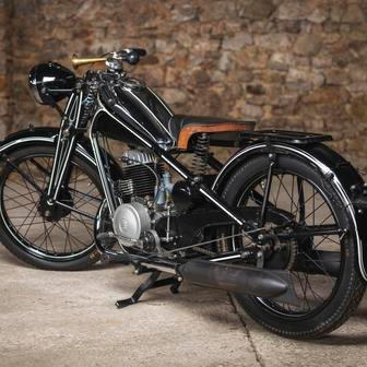 ČZ 250 Sport také z roku 1947 začíná na 100 tisících korunách. Rovněž u něj byla provedená renovace v 90. letech.