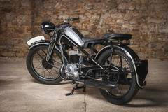 Na začátku roku 1947 byl vyrobený tento motocykl ČZ 175 Standard 25 B. Po renovaci provedení před třiceti lety má vyvolávací cenu 70 tisíc korun.