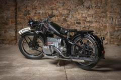 Zündapp K 800 pohání čtyřválec typu boxer. Stroj z roku 1939 prošel před více než třiceti lety renovací a v aukci je s vyvolávací cenou 350 tisíc korun.