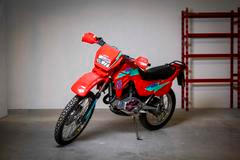 Naprosto unikátní je kolekce šesti nejetých motocyklů ČZ v původním stavu z 90. let, každá s vyvolávací cenou 40 tisíc korun. Toto je lehké cestovní enduro ČZ 180/487 Roland z roku 1994 vyrobené ve spolupráci se slovenskou firmou Moto Yuropa Senec a původně určené na export.