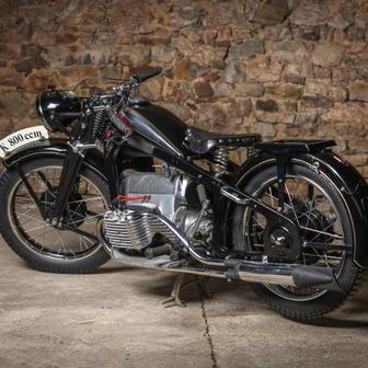 Zündapp K 800 pohání čtyřválec typu boxer. Stroj z roku 1939 prošel před více než třiceti lety renovací a v aukci je s vyvolávací cenou 350 tisíc korun.