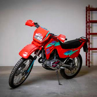 Naprosto unikátní je kolekce šesti nejetých motocyklů ČZ v původním stavu z 90. let, každá s vyvolávací cenou 40 tisíc korun. Toto je lehké cestovní enduro ČZ 180/487 Roland z roku 1994 vyrobené ve spolupráci se slovenskou firmou Moto Yuropa Senec a původně určené na export.