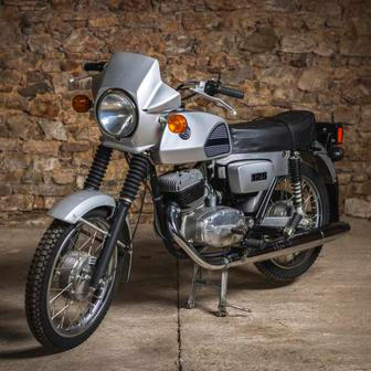 Stříbrná ČZ 125/488.3 z roku 1991 má na tachometru dokonce jen 6 km.