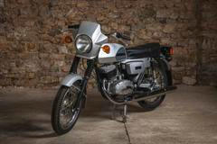 A konečně ČZ 180/487.3 z roku 1991 má najeto 6 km.