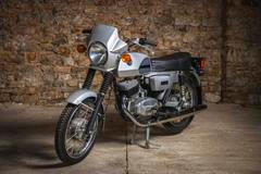 Stříbrná ČZ 125/488.3 z roku 1991 má na tachometru dokonce jen 6 km.