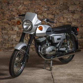 A konečně ČZ 180/487.3 z roku 1991 má najeto 6 km.