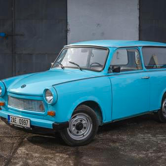 V aukci samozřejmě nechybí ani auta, Trabant 601 Universal z roku 1978 prošel před dvaceti lety renovací a dnes má vyvolávací cenu 80 tisíc korun.