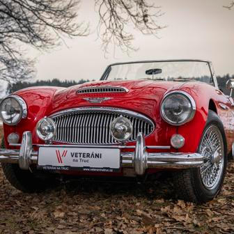 Poslední provedení Austinu-Healey 3000 z roku 1965 má vyvolávací cenu 550 tisíc korun a pod kapotou zážehový šestiválec. Samozřejmostí je starší renovace.