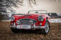 Poslední provedení Austinu-Healey 3000 z roku 1965 má vyvolávací cenu 550 tisíc korun a pod kapotou zážehový šestiválec. Samozřejmostí je starší renovace.