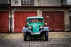 Tatra 57 zvaná Hadimrška z roku 1935 byla po celou dobu v držení jedné rodiny, proto má i původní SPZ. Prošla ale samozřejmě renovací, vyvolávací cena je 350 tisíc korun.